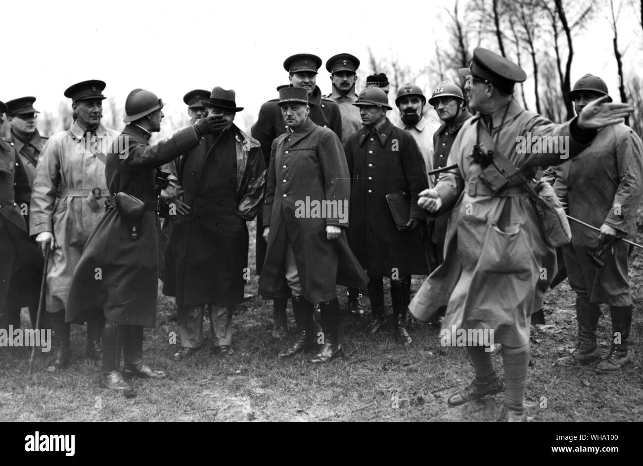 WW2 : Hore Belisha avec divers officiers britanniques et français sur les hauteurs au nord de Tourcoing recevant des explications de l'avant des lignes sur la frontière belge à Farquissant, 18 novembre 1939. Banque D'Images