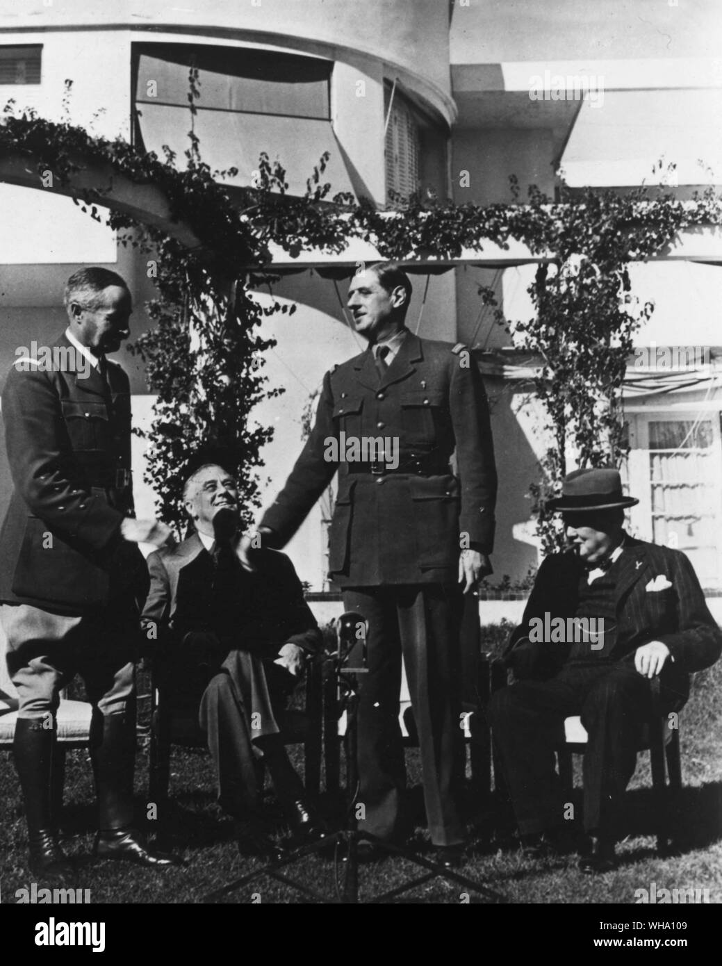 WW2 : De Gaulle Général Giraud réunion en présence du Président F D Roosevelt et Winston Churchill. Banque D'Images