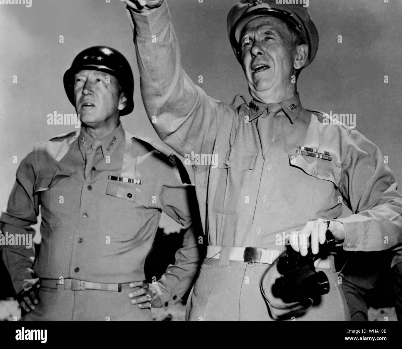WW2 US Army/ Général S. Patton avec le général Marshall dans le domaine. Banque D'Images