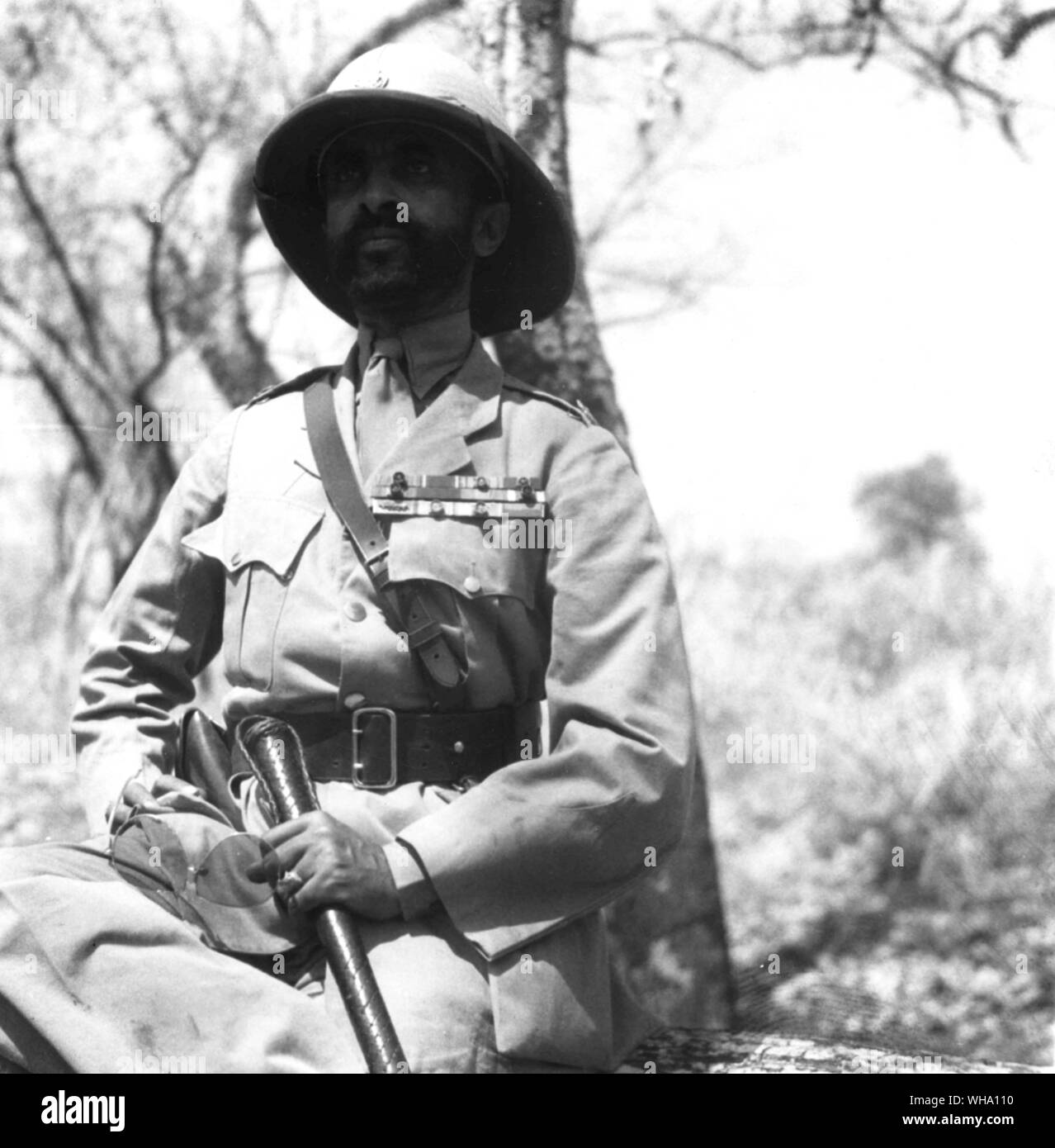 WW2 : l'Abyssinie. L'Empereur monté sur un cheval de retourner au camp après avoir fait une tournée d'inspection de la campagne environnante. 22 févr. 1941. Haile Selassie Banque D'Images