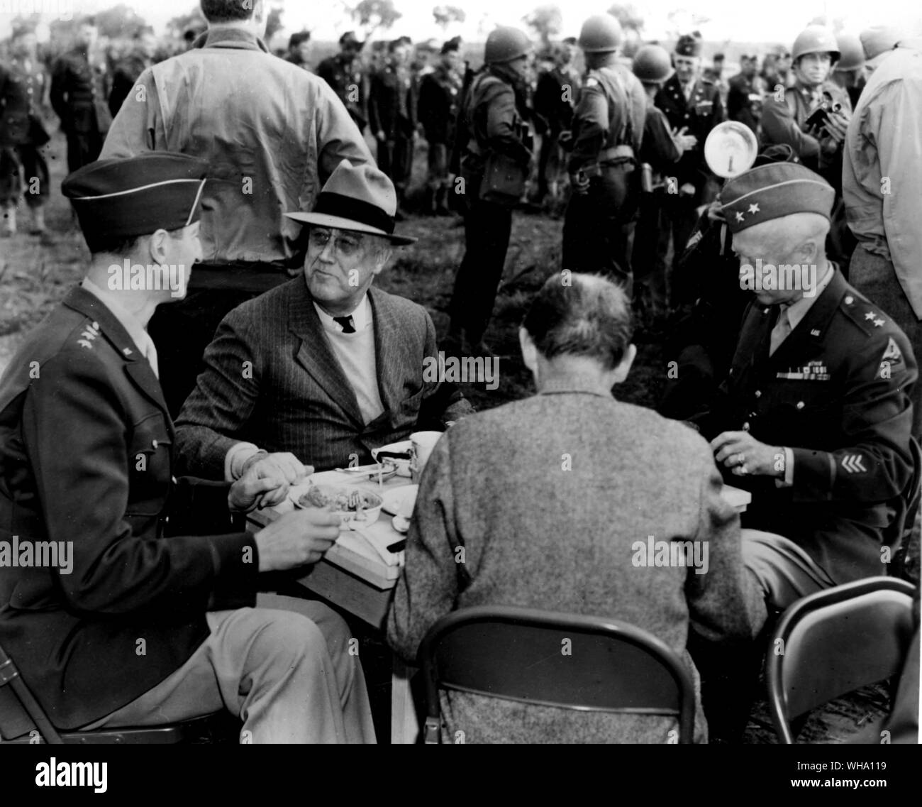 WW2 : F D Roosevelt au mess de l'armée française au Maroc avec le Lieutenant-général M. Clark, le général S. J. Patton, H. Hopkins en janvier 1943. Casablanca ( ?). Banque D'Images