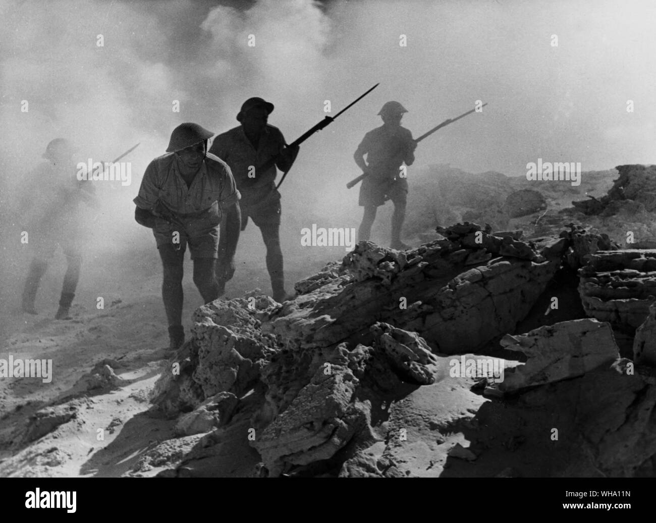 WW2 : Alamein/ par le biais d'un écran de fumée dense qui cachait leurs mouvements de l'ennemi, les Australiens s'approchait du point fort prêt à se précipiter dans de différents côtés. 3e novembre 1942. Banque D'Images