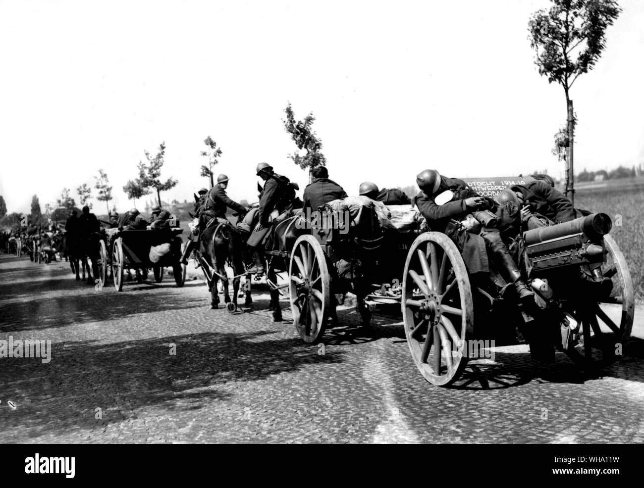 WW2 : usé par les combats - les troupes belges sur Louvain-Brussels road, 14 mai 1940. Banque D'Images