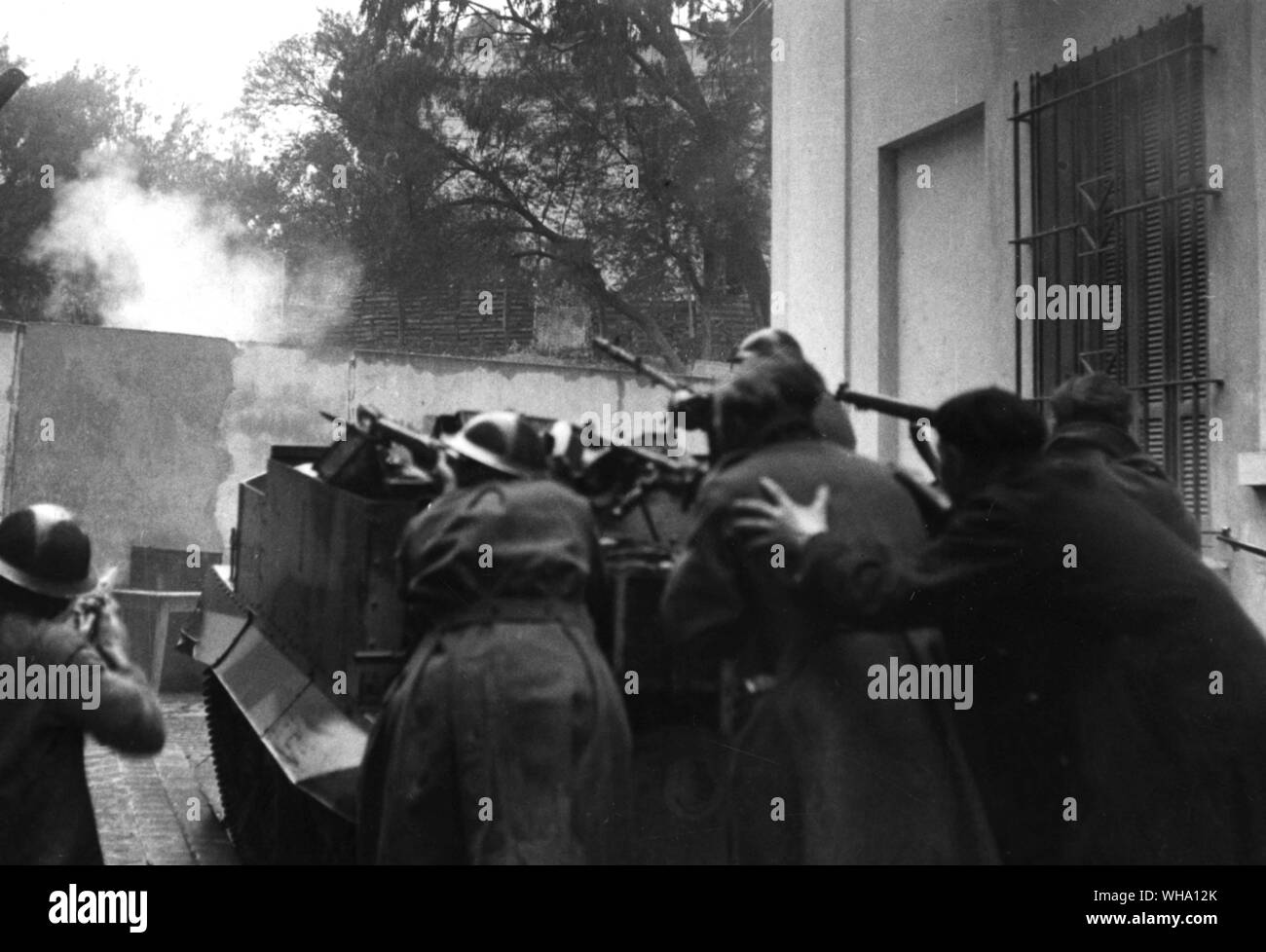 WW2 : Utilisation de Bren carrier pour couvrir, les troupes alliées en action lors de combats de rue. Tunis, 7 mai 1943. Banque D'Images