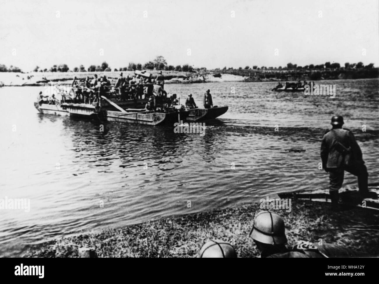 WW2 : Les Allemands envahissent la Hollande ; la traversée du fleuve en mai 1940. Banque D'Images