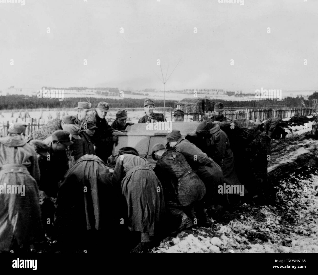 WW2 : les troupes allemandes tentent de sortir un véhicule de la boue belge. Banque D'Images