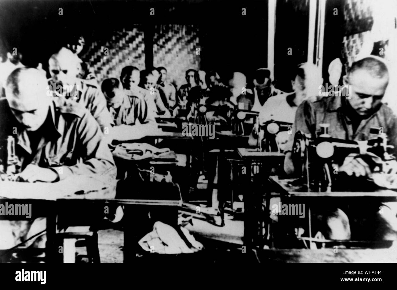 WW2 : Néerlandais prisonniers de guerre faire des vêtements etc. dans le camp japonais. Banque D'Images