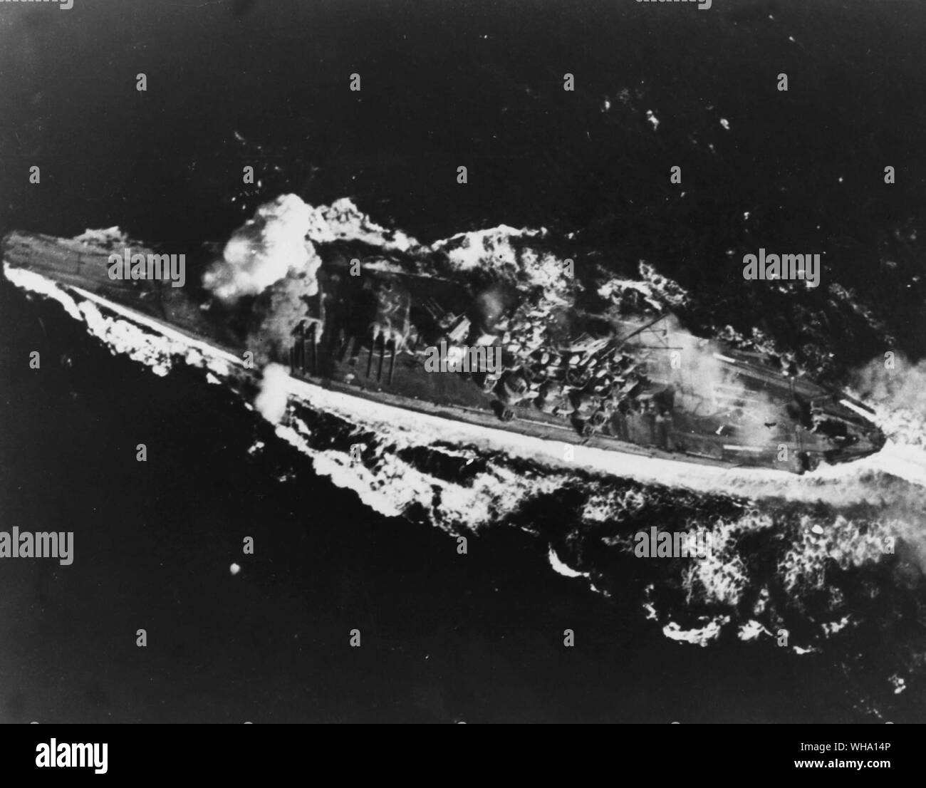WW2 : classe de cuirassé japonais Yamoto attaqué par un porte-avions de la marine alliée à la baie de Kure, W. Honshu, Japon. Octobre 1944. Banque D'Images