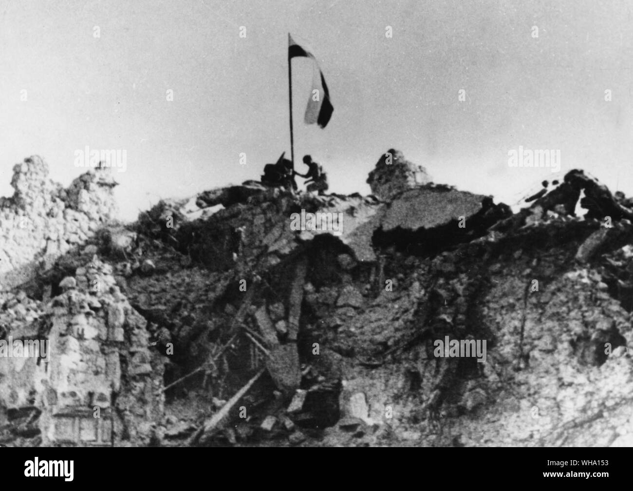 WW2 : les troupes prendre jusqu'à une colline/montagne position. Banque D'Images