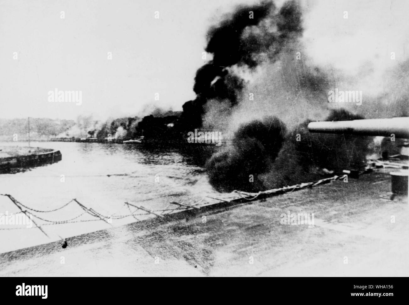 WW2 : Battleship tire sur un autre navire. Banque D'Images