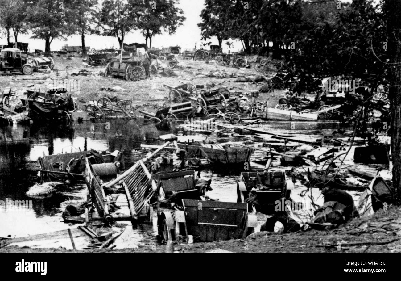WW2 : les charrettes et les canons jeter négligés dans et autour d'une rivière. Banque D'Images