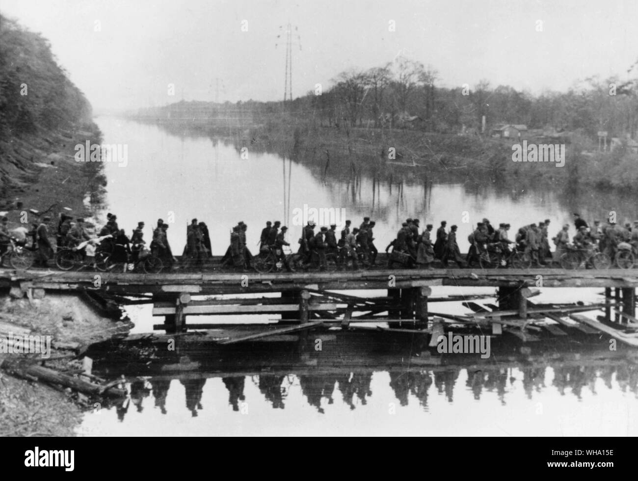 WW2 : Images de guerre polonais. Soldats traverser un pont temporaire. Banque D'Images