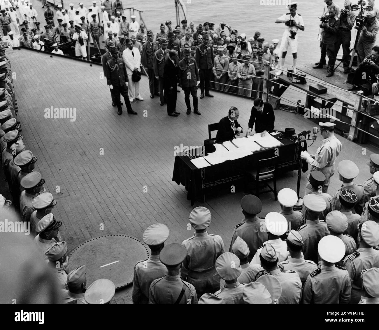 WW2 : le Ministre japonais des affaires étrangères Mamoru Shigemitsu signe surender termes onbaord le USS Missour (BB-63), 2 septembre 1945. Banque D'Images