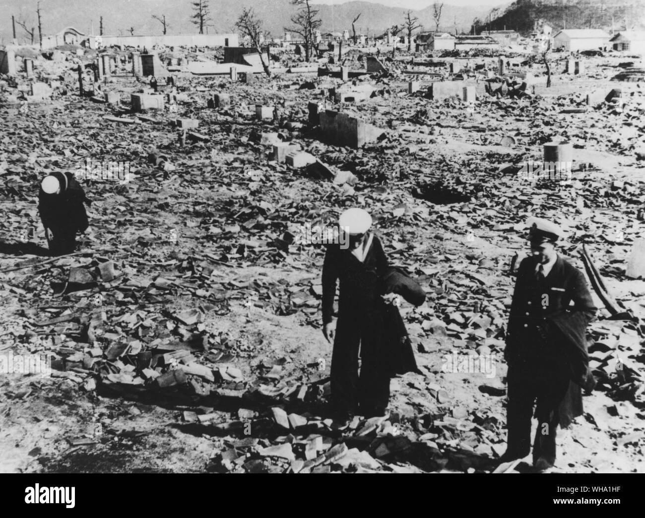 WW2 : les ruines d'Hiroshima après le bombardement du 5 août 1945. L'inspection de la dévastation effectuée par du personnel militaire. Banque D'Images