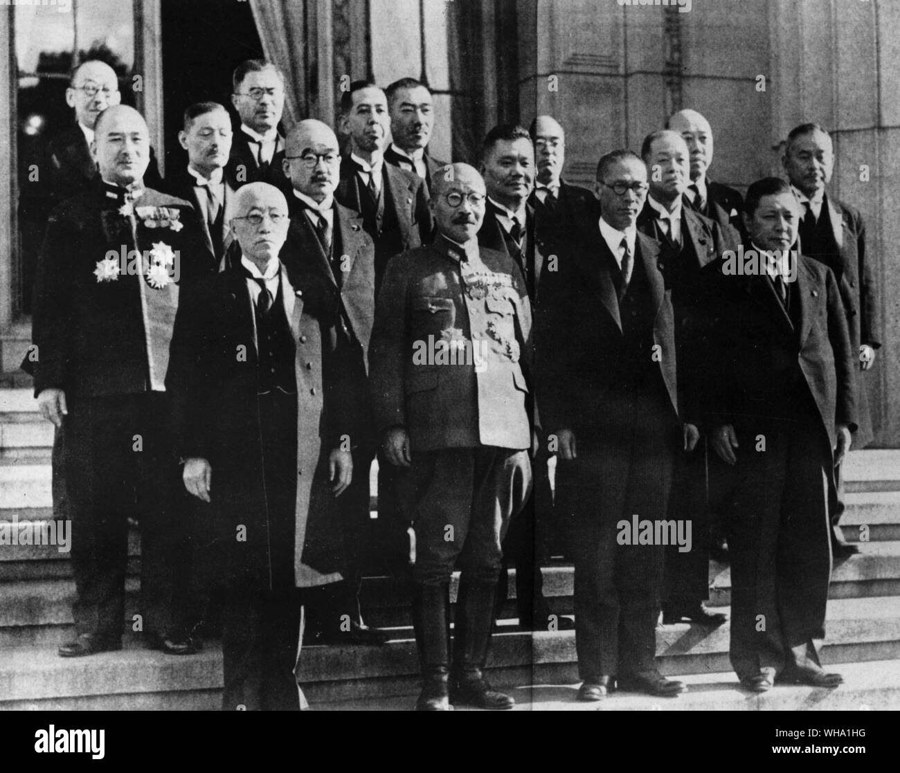 WW2 : Les membres du cabinet de guerre japonais avec le premier ministre Tojo. Banque D'Images