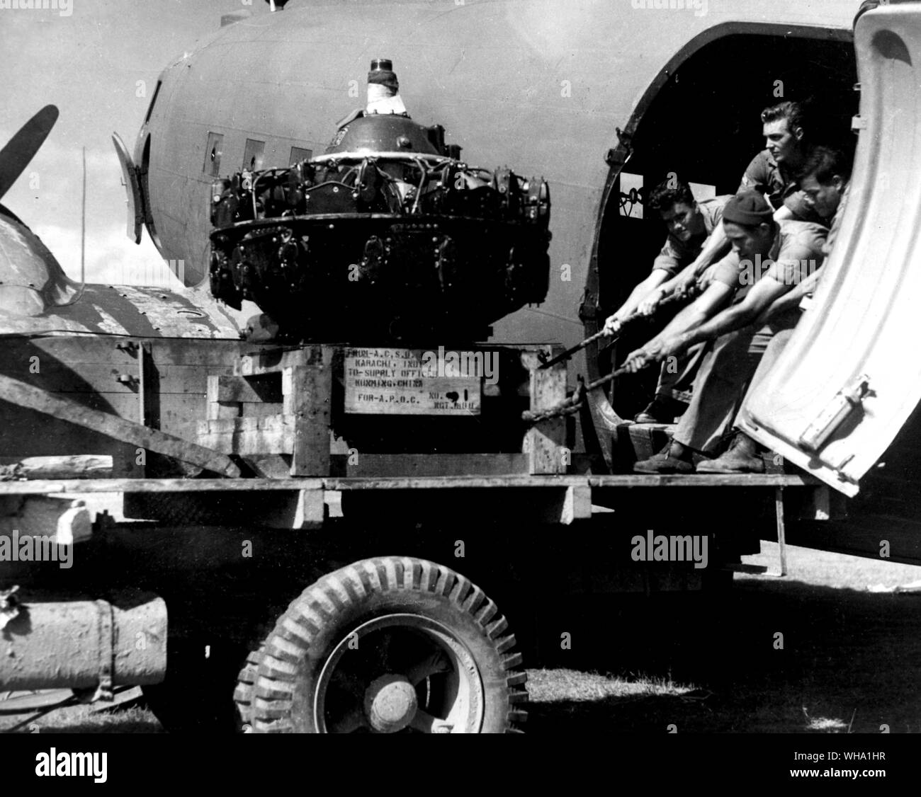 WW2 : Les hommes de la 11e Bomb Squadron, 341e Groupe de bombardement, charger un 2000-Ib North American B-25 moteur sur un avion de transport à Kunming, Chine, d'être transportés pour des réparations. 27 octobre 1942. Banque D'Images