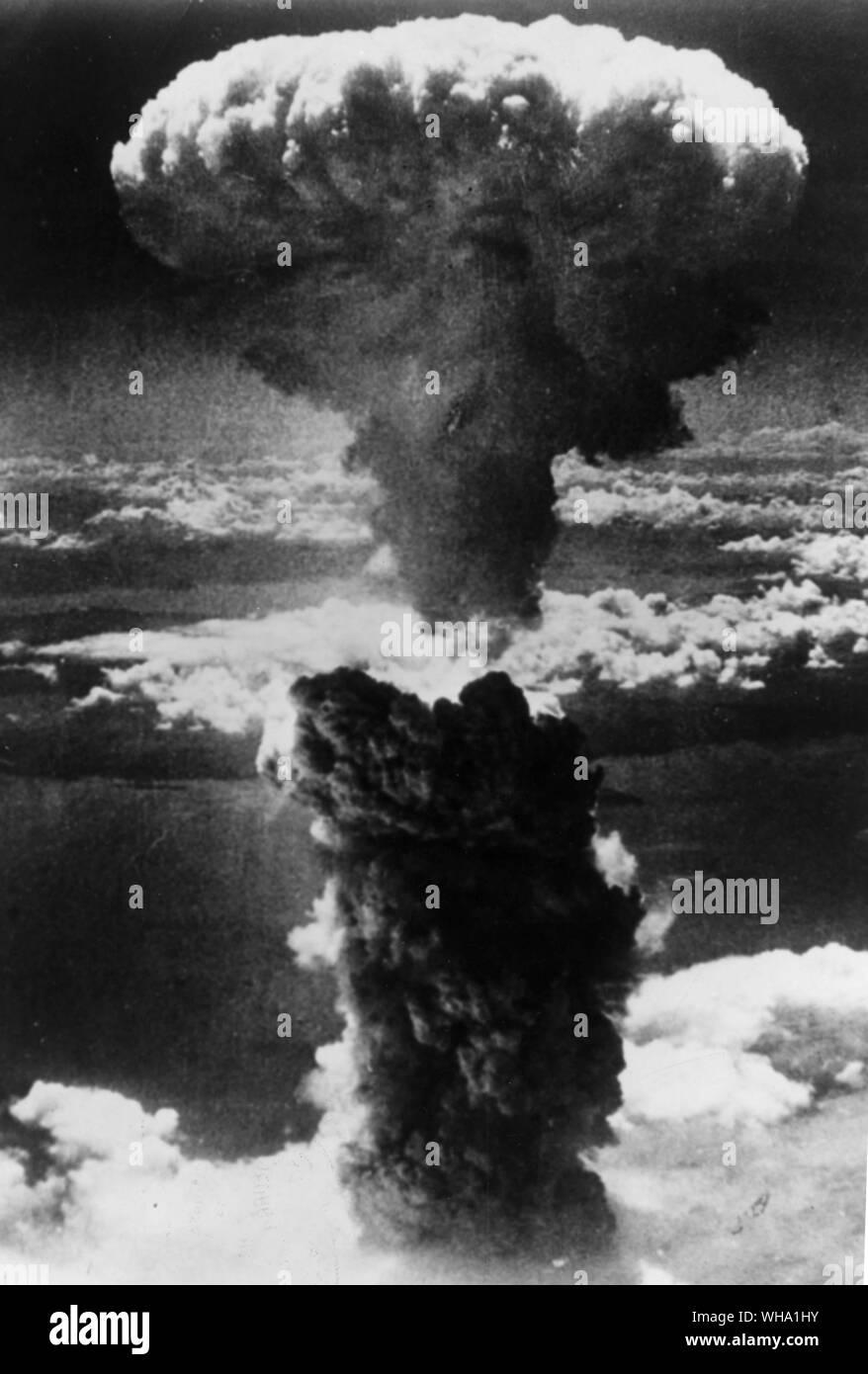 WW2 : Fumée tourbillonnent 20 000 pieds au-dessus de Nagasaki après le raid atomique. Conduit avec force volcanique en ligne droite la fumée n'a même pas commencer à houle jusqu'à ce qu'il passé à travers les couches de nuages. Banque D'Images