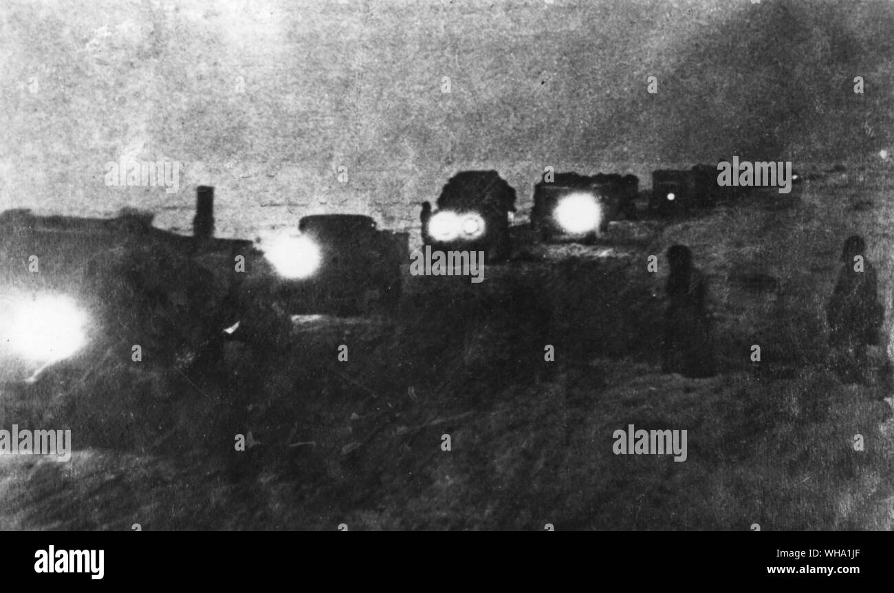 WW2 : la Russie/ convoi apportant des approvisionnements de Leningrad sur un lac gelé pendant le siège. Banque D'Images