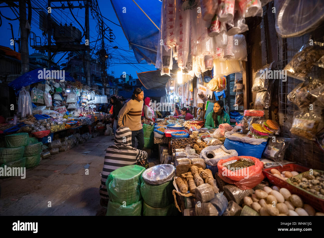 Marché animé des rues dans la vieille ville de Katmandou, Ason, Katmandou, Népal, Asie Banque D'Images