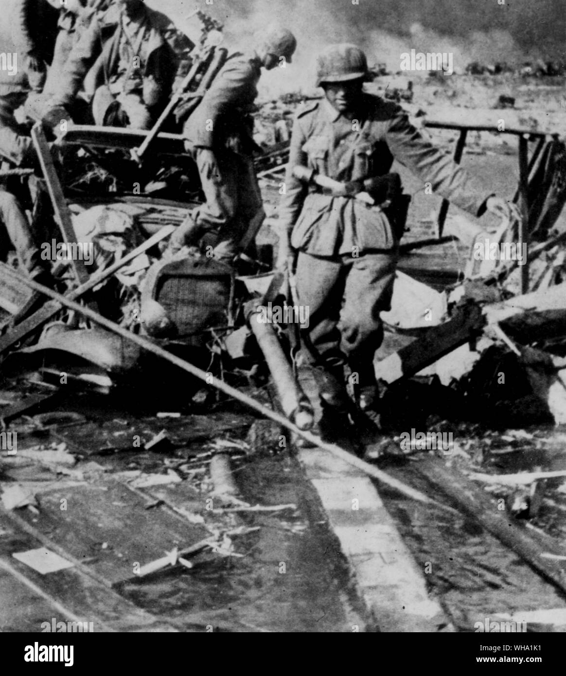 WW2 : la Russie/ les troupes allemandes traversent le don. Les réservoirs. camions, et des corps d'hommes et de chevaux ont diminué dans l'eau, qui est également remplie de ruines d'un pont. Banque D'Images