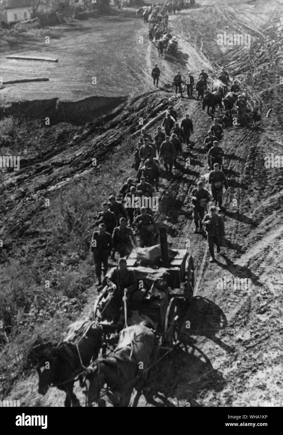 WW2 : la Russie/ Les Allemands admettent leur position désespérée sur le front de l'Est. Photo montre : La grande retraite de la Wehrmacht nazie par temps de pluie à travers les routes boueuses. Novembre 1943. Banque D'Images