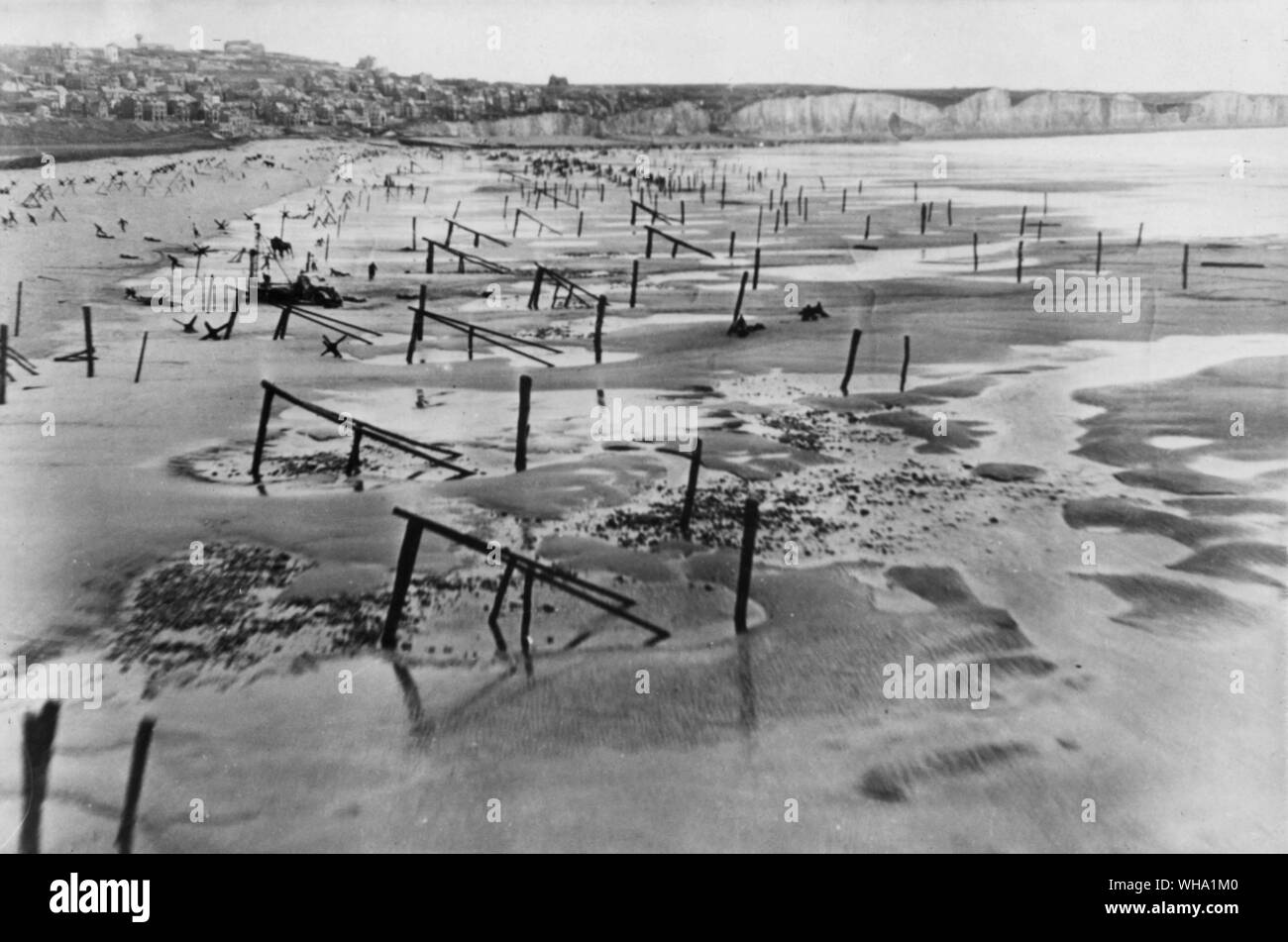 WW2 : Les hommes et les chevaux peuvent être vus au milieu de travail obstacles atterrissage placés le long de la côte normande dans le cadre du mur de l'Atlantique. Photo prise le 6 mai 1944, exactement un mois avant le jour "J". Banque D'Images
