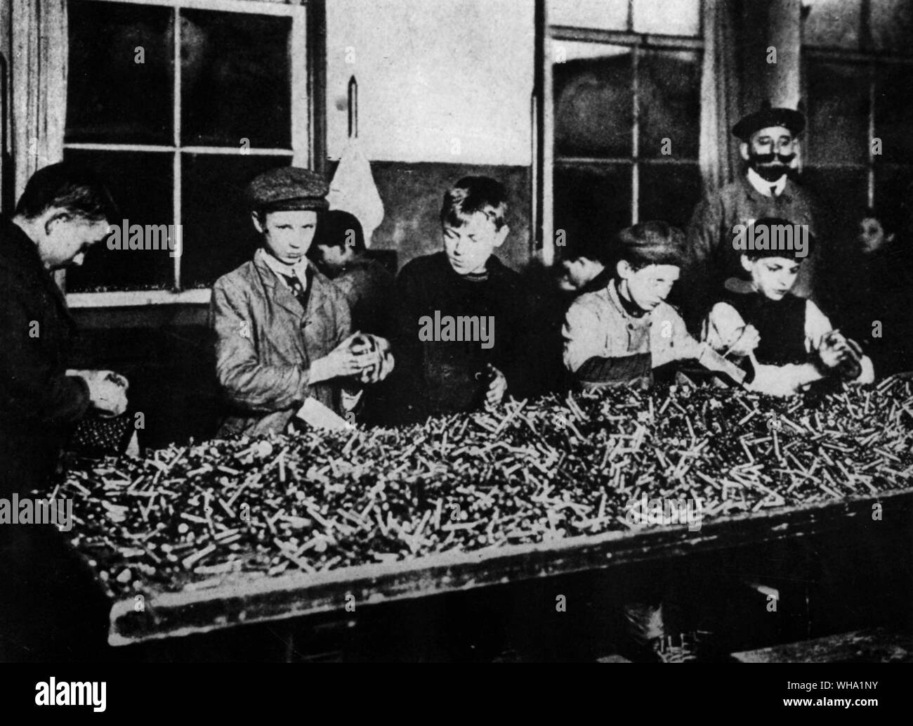 WW2 : Les enfants employés dans la production de munitions. Les petits garçons classer et résumer des cartouches de fusil. Prague ( ?) Banque D'Images