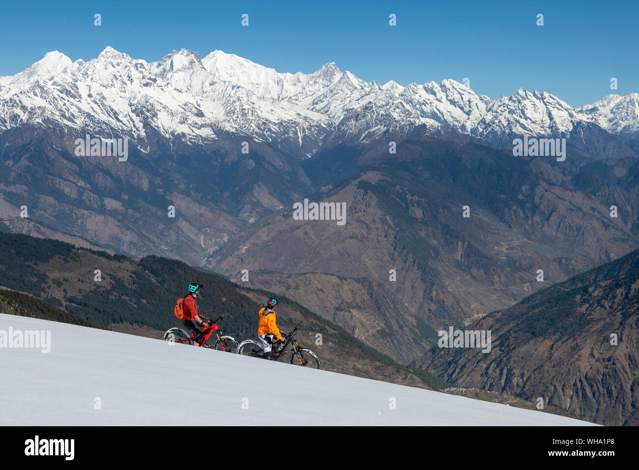 Vélo de montagne sur une pente couverte de neige dans l'Himalaya avec vue sur le langtang montagne dans la distance, Népal, Asie Banque D'Images