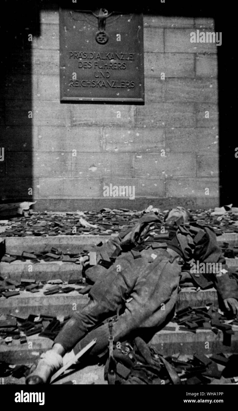 WW2 : cadavre d'un soldat allemand à l'extérieur de la chancellerie Reichs, Berlin, 1945. Banque D'Images