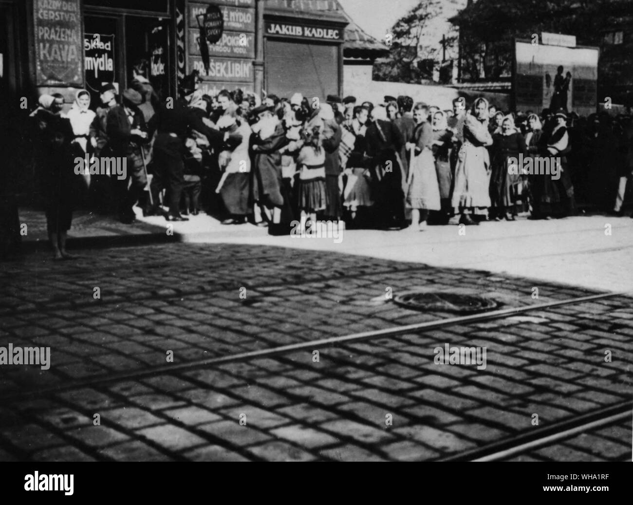 WW2 : une foule de femmes queue devant un magasin de savon à Prague, République tchèque. Banque D'Images