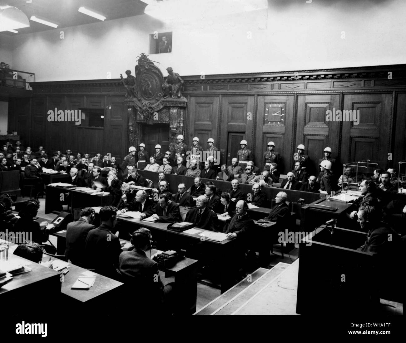 1946 : Les 21 accusés sont tous présents durant le Tribunal militaire international procès à Nuremberg, en Allemagne. L'un des défendeurs, Van Neurath est bloquée par un soldat américain dans la boîte sur l'extrême droite. Banque D'Images