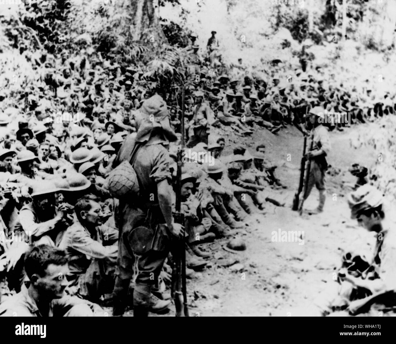 WW2 : république des Philippines. Vue d'américains et philippins prisonniers des Japonais sur la ''marche'' de la mort de Bataan à Cabantuan camp de prisonniers. Banque D'Images