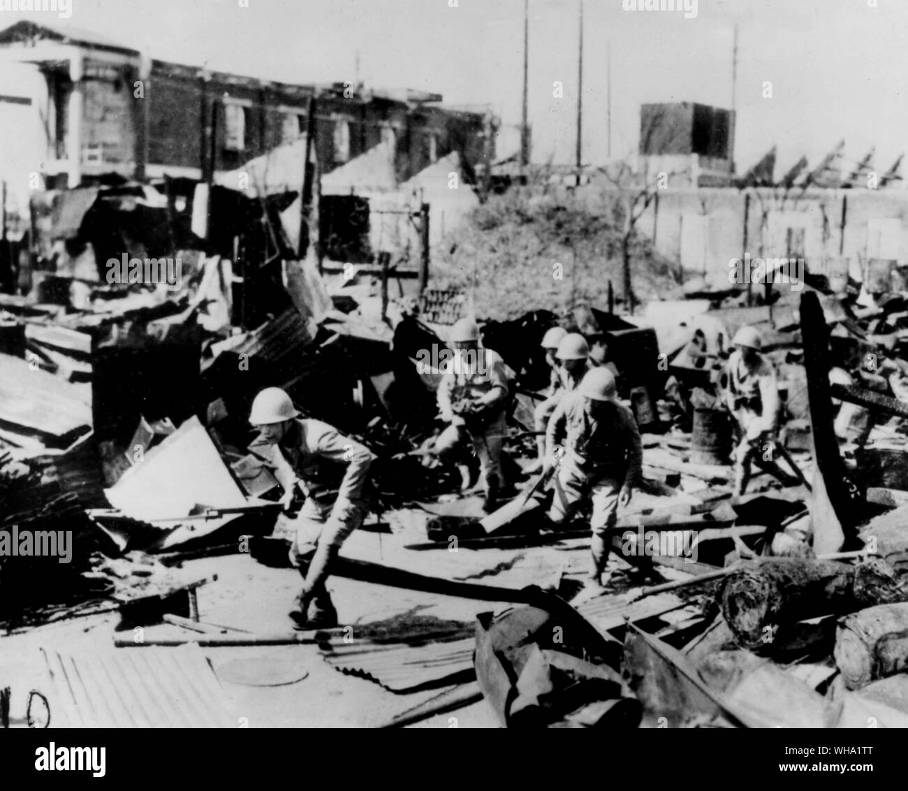 WW2 : Shanghai, Chine. Bombes et cannon sheels ce secteur réduit en ruines et puis vint l'infanterie japonaise avec baïonnette, pour éponger le territoire pendant l'acquisition de Shanghai. Banque D'Images