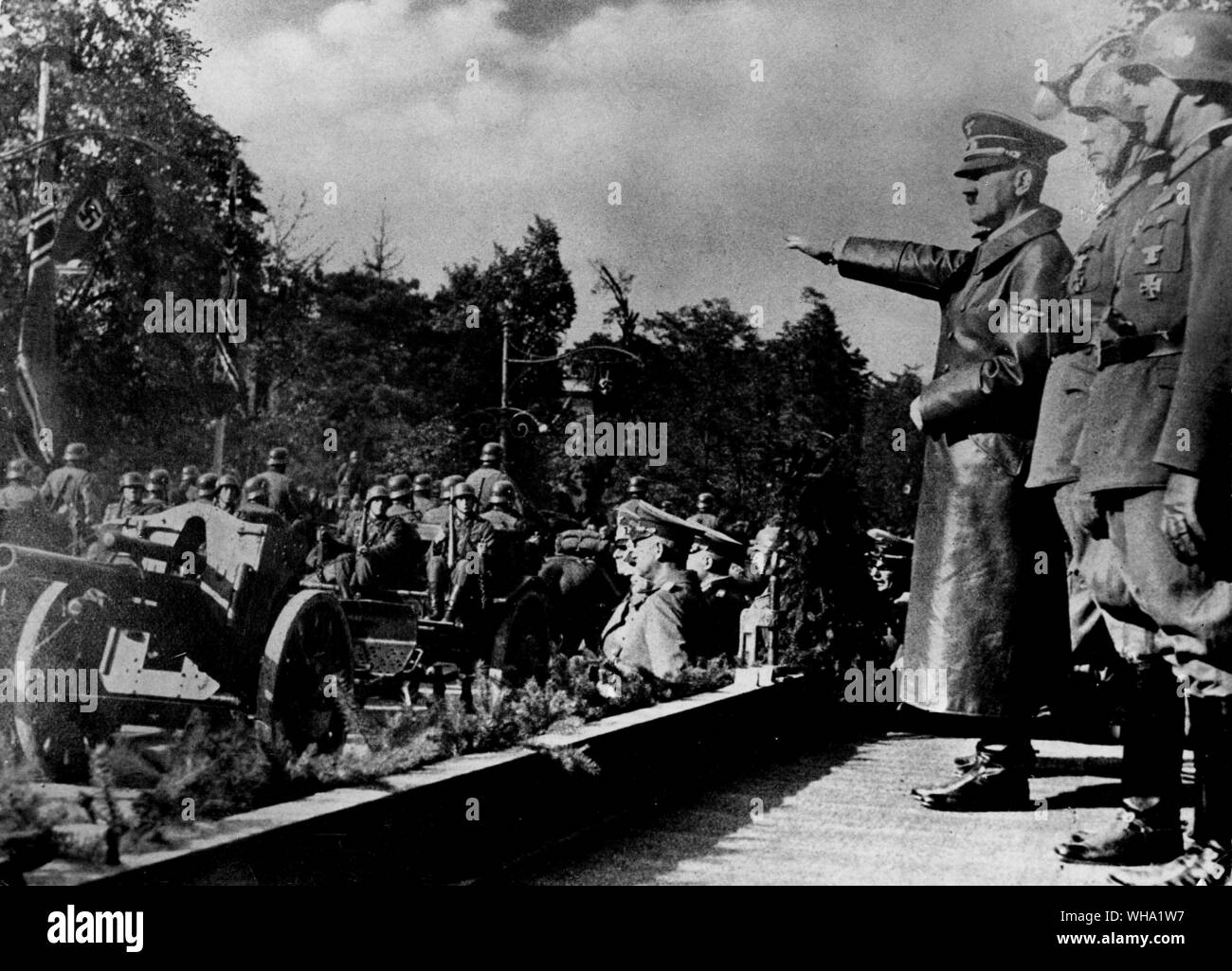 WW2 : les troupes allemandes victorieuses marchant passé Hitler à Varsovie, en Pologne au début de la guerre. 1939 Septembre. Banque D'Images