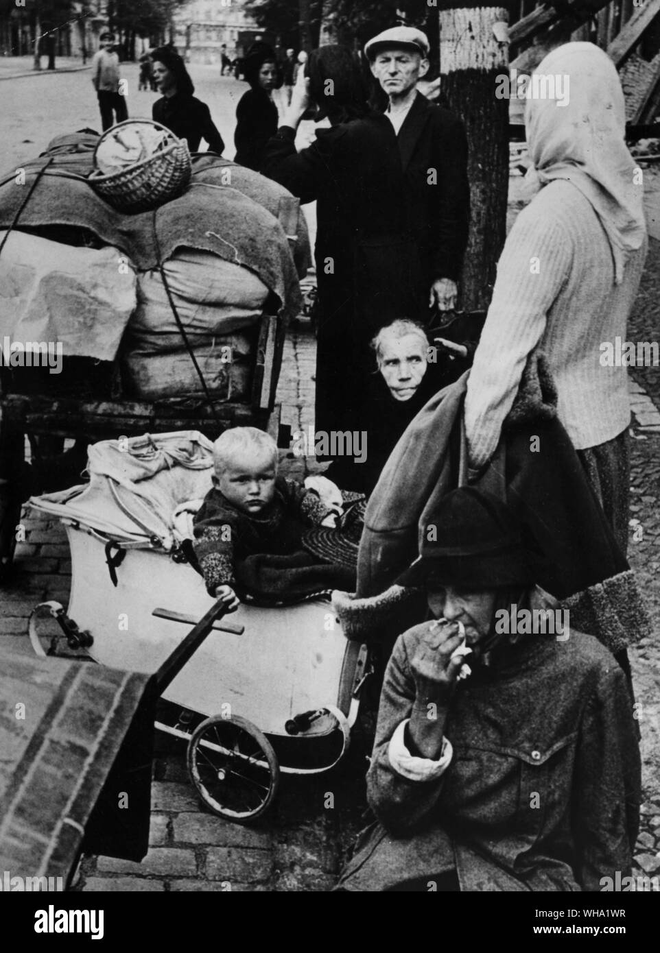WW2 : Famille sans abri à partir de Francfort se reposant dans les rues de Berlin, 1945. Banque D'Images