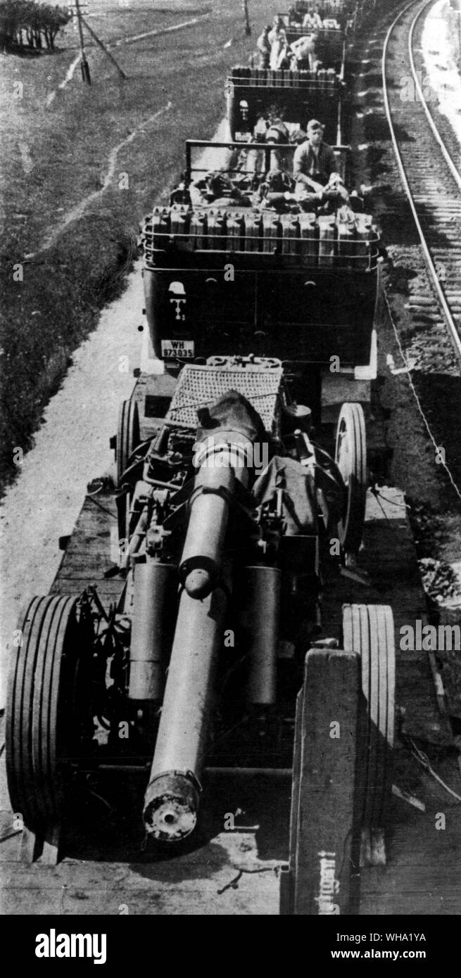 WW2 : un train de transport de soldats allemands et des matériaux de partir pour le Front de l'Est. Offensive de l'été. Banque D'Images