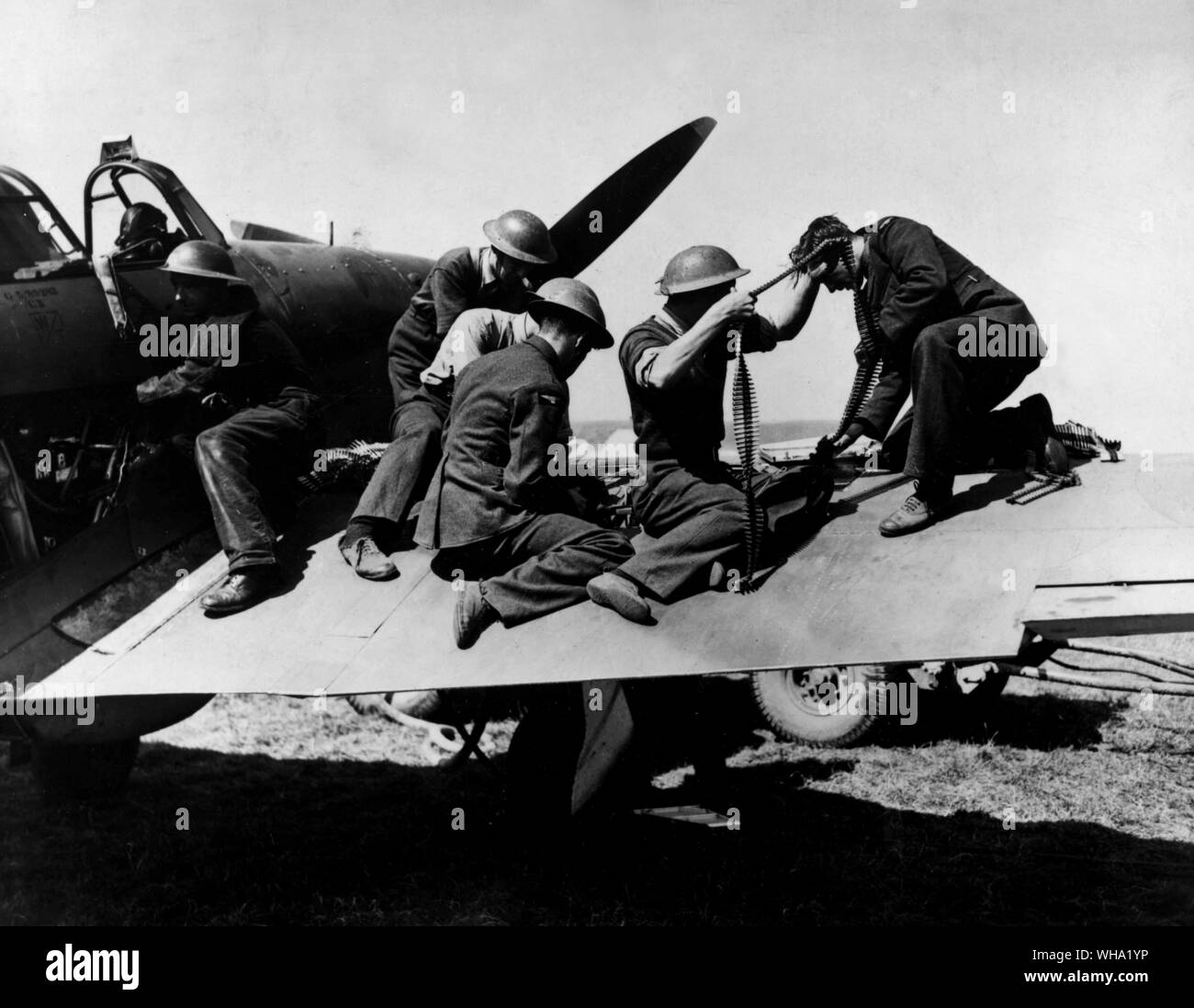WW2 : Re-chargement d'armes à feu dans un avion pendant la bataille d'Angleterre. 1940. Banque D'Images