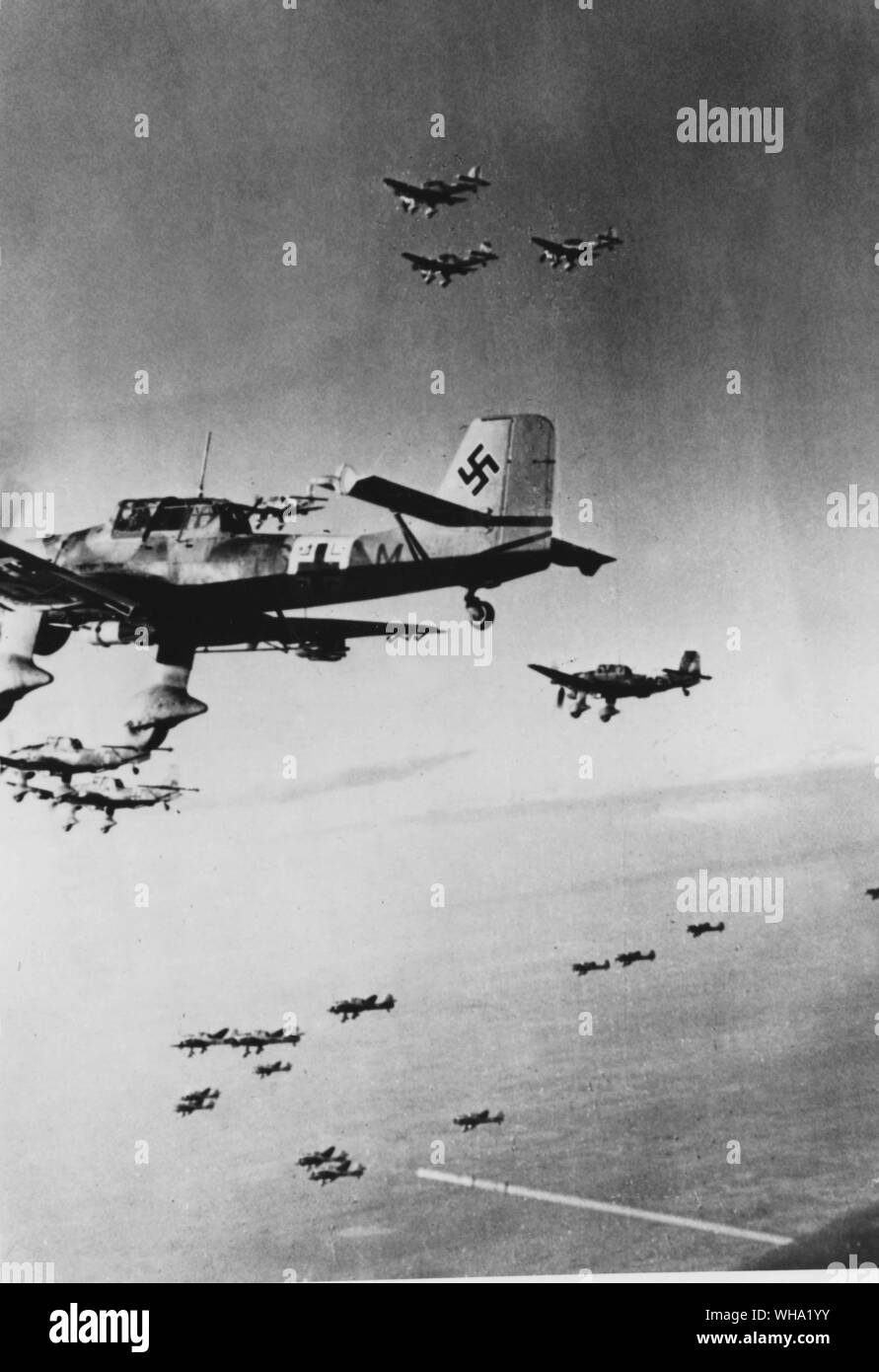 WW2 : Junkers JU87 Stuka bombardier en piqué sur leur façon d'attaquer les chars britanniques à Ghobi, 1941 Novembre 23. Les avions de chasse allemand. Banque D'Images