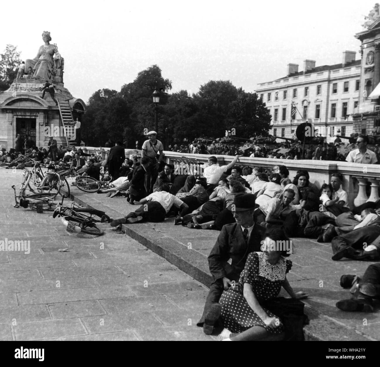 WW2 : Les gens s'abritent dans les rues. Banque D'Images