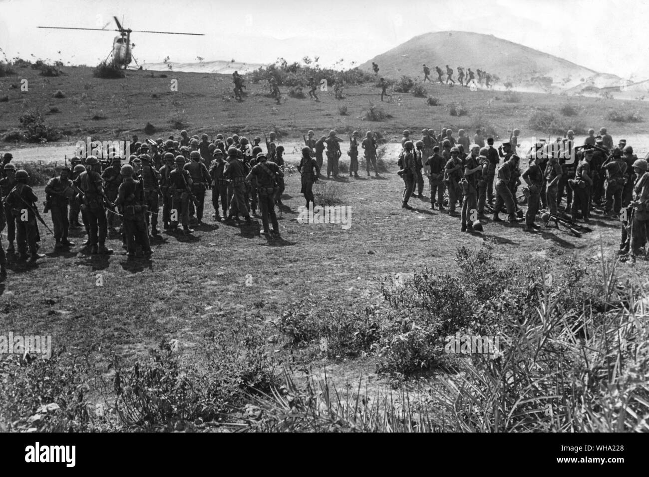 Guerre du Vietnam : des US Marines remonter pour le vol à destination de Da Nang base aérienne. c.1965 Banque D'Images