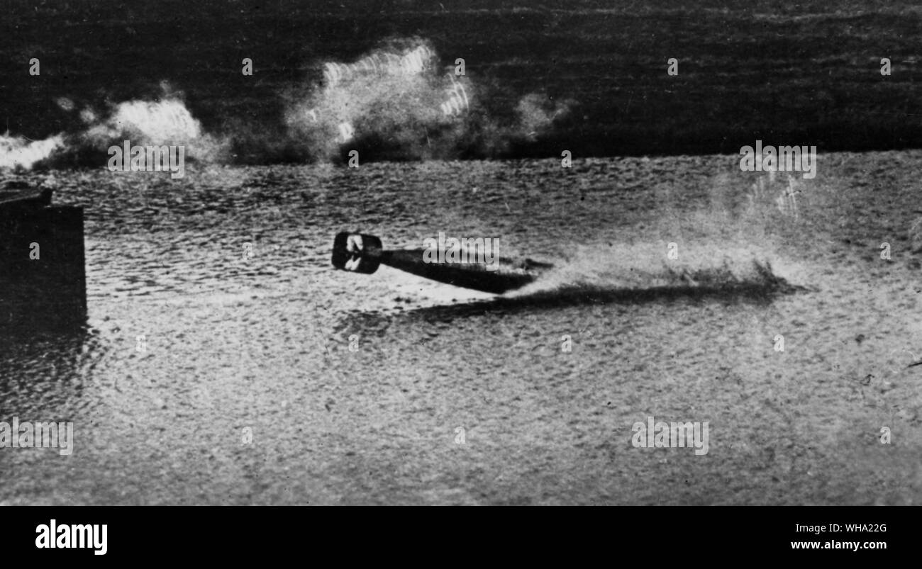 WW2 : l'eau frappe torpille après avoir été tiré par un sous-marin. Banque D'Images