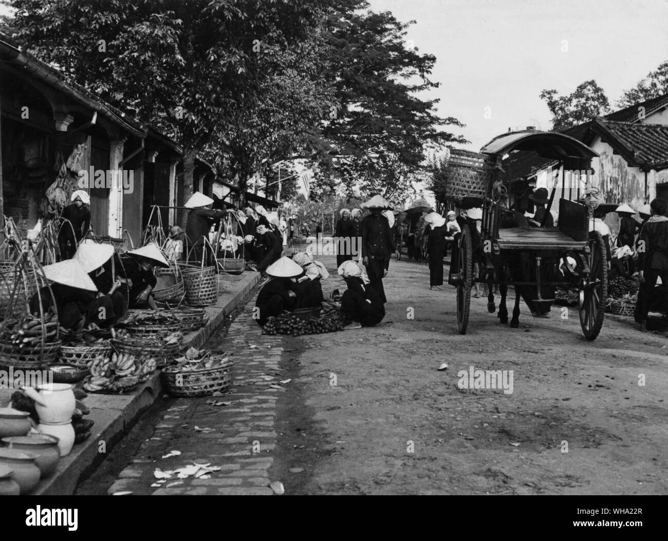 Guerre du Vietnam : Hanoi, la capitale du Vietnam du Sud se trouve sur la rive droite de la mer. Entouré du nord au sud par les rivières Arroyo et Avalancho, il s'étend à l'ouest de la ville chinoise de Cholon. Le port de commerce, au sud de l'Arroyo chinois, s'est engagé dans un grand commerce de riz. Banque D'Images