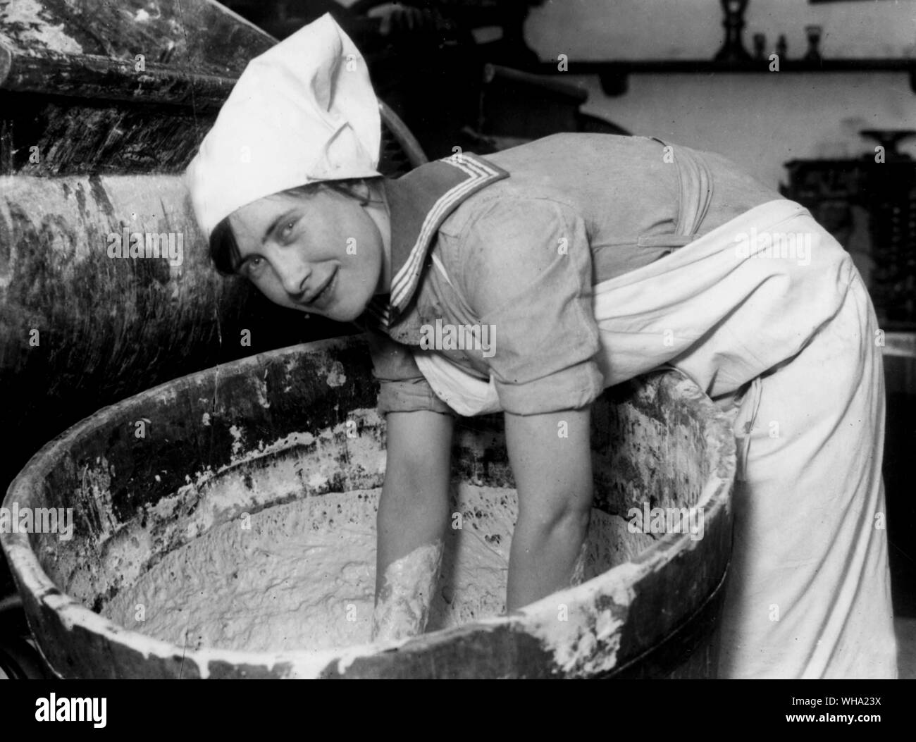 WW2 : Les boulangers du WRNS l'exploitation d'une machine à pâte. Royal Naval Barracks, à Chatham. Banque D'Images