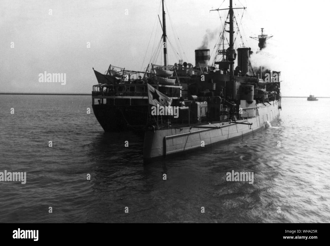 Mourmansk. Croiseur soviétique, anciennement USS Milwaukee, CL-5). Aux côtés de la paquebot Viacheslav Molotov, de Lewes, Delaware le 15 mars 1949. Banque D'Images