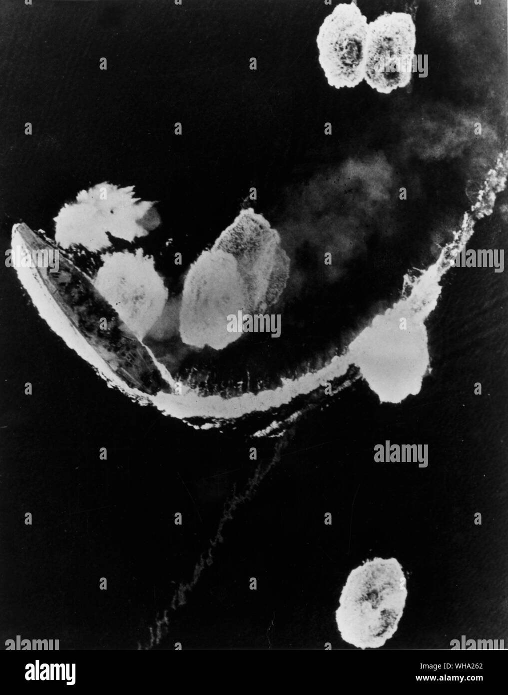 WW2 : navires japonais sous attaque par avions-nous dans la baie de Kure, Monshu Island. Prises par les avions de l'USS Hornet (CV-12). Un cuirassé japonais de la classe Yamato roues pour éviter les bombes. 19 mars 1945. Banque D'Images