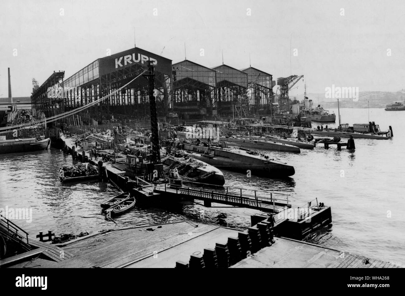 WW2 : Krupp's yard avec des sous-marins et un destroyer. Banque D'Images