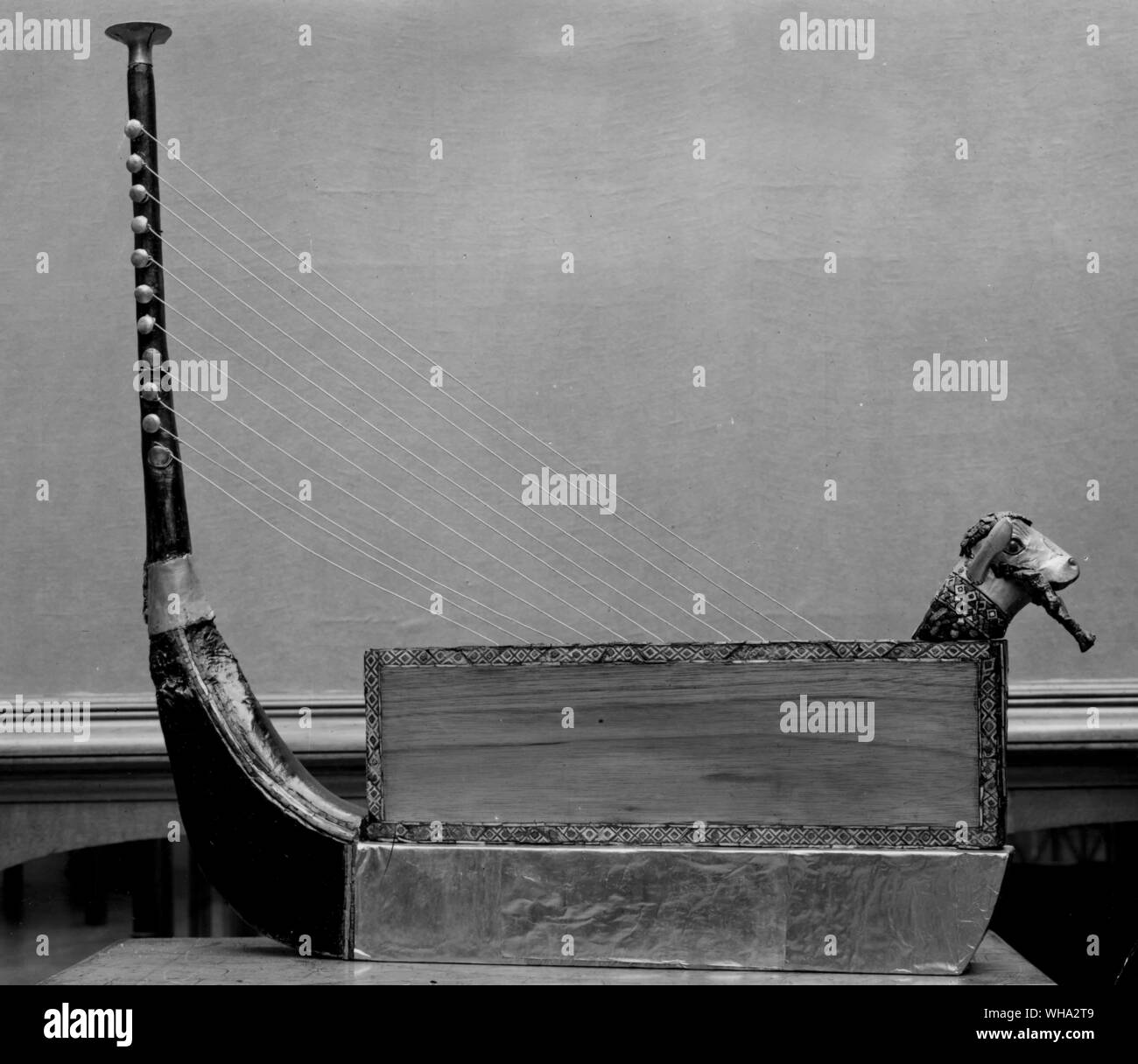 L'Egypte ancienne : instrument de musique sous la forme d'un bateau-comme la conception. Banque D'Images