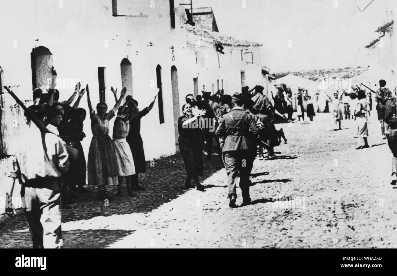 Les troupes de la Légion étrangère entrez Constantina. Les femmes plaident pour la vie de leur mari. Légion étrangère espagnole marchant vers le nord des troupes pour l'attaque sur Madrid. 14 août 1936. Banque D'Images