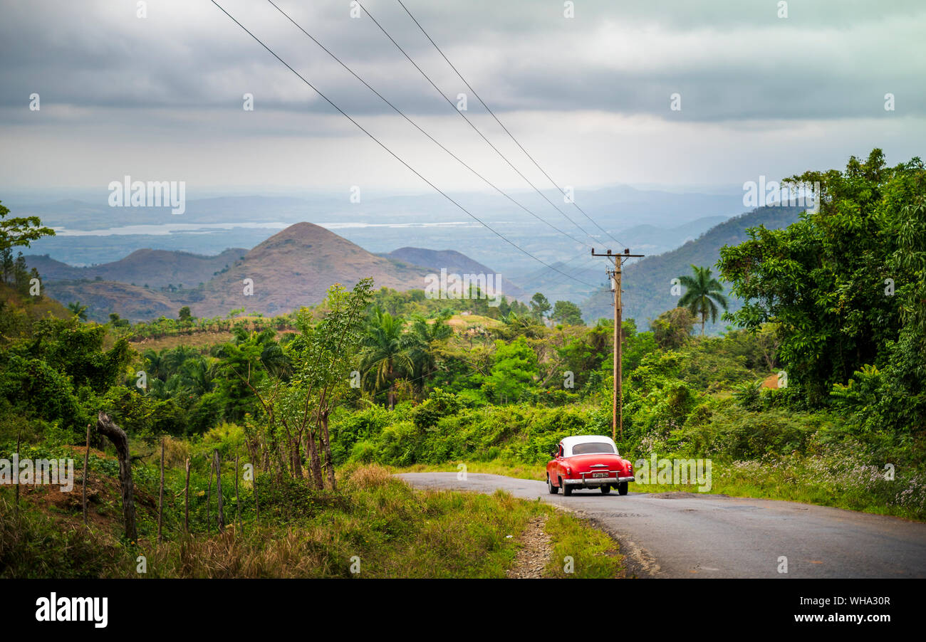 Old vintage voiture américaine sur une route en dehors de la Trinité, la province de Sancti Spiritus, Cuba, Antilles, Caraïbes, Amérique Centrale Banque D'Images
