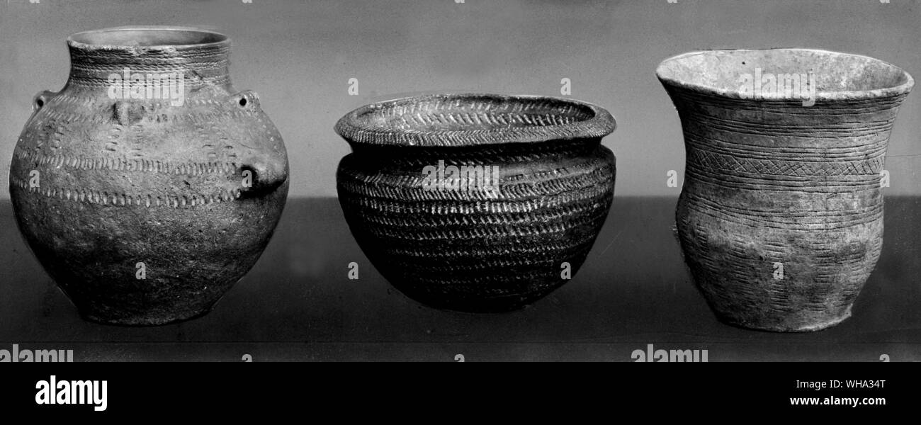 L'homme néolithique : pots. l-r : Peterboorugh ware bol de la Tamise à Hedsor. Hauteur  = 4,9 pouces ; couvre-ware de Ennewitz amphora, Allemagne. Hauteur  = 7 cm ; de bécher Fontenoille, Berks. Hauteur  = 6 cm. Banque D'Images